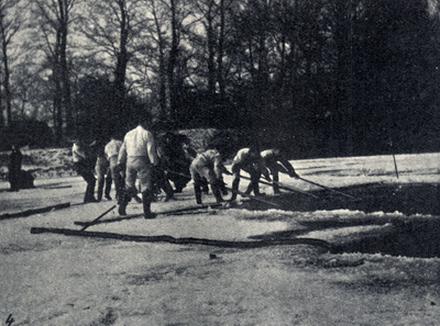 98321 Afbeelding van enkele militairen van de Genie tijdens een oefening op het ijs waar ze een losgehakte schol van 12 ...